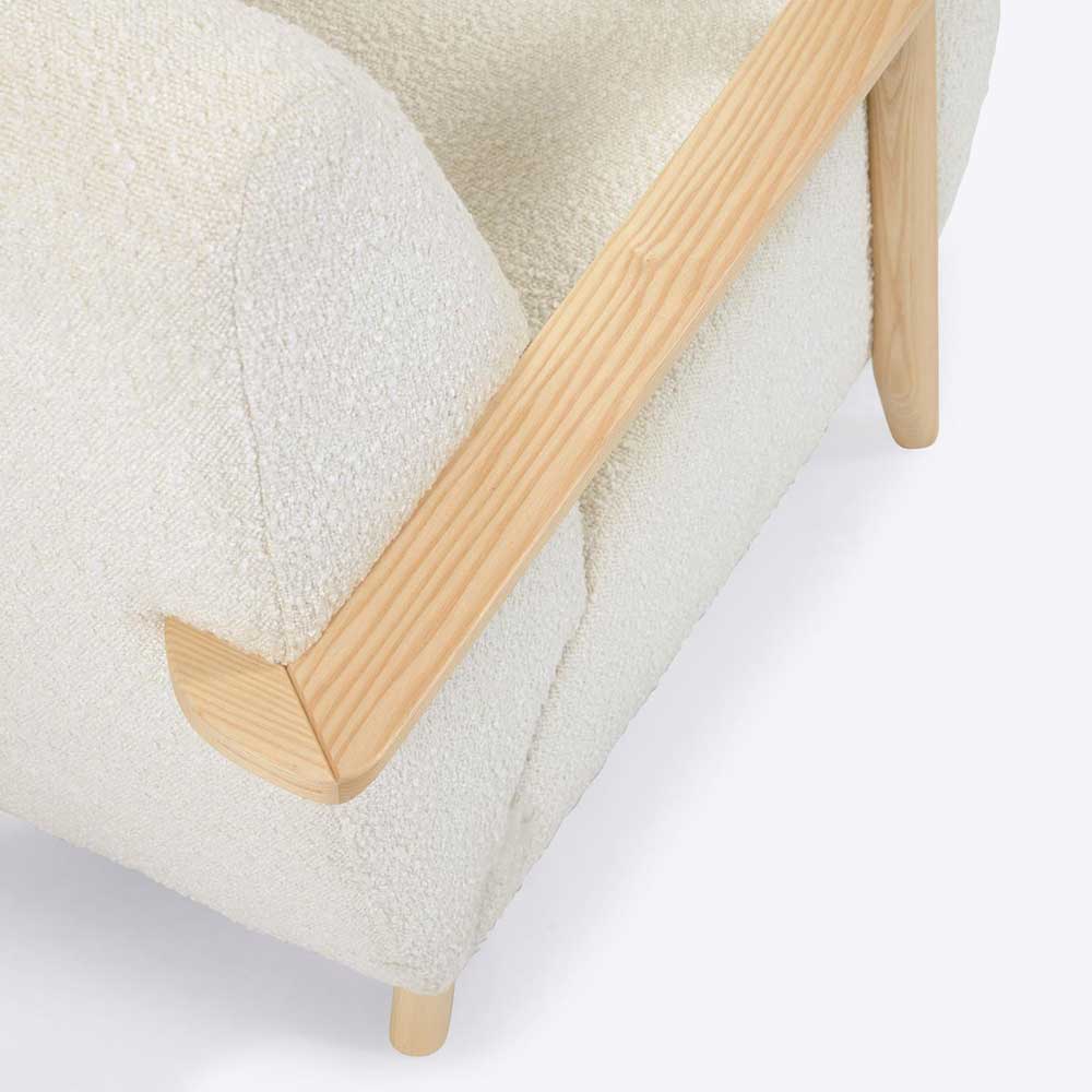 Retro Sessel in Weiß Chenille mit Holz Armlehnen - Priemwa