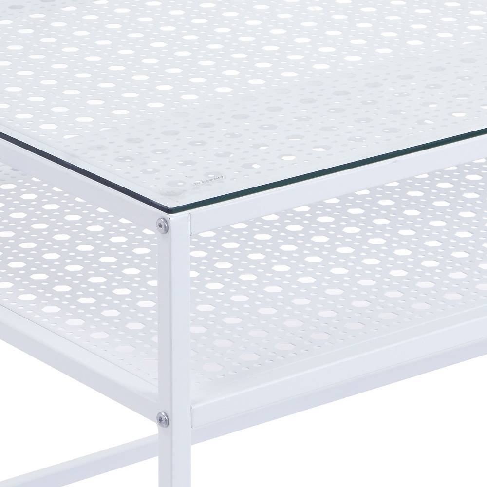 Weißer Couchtisch mit transparenter Glasplatte und gelochter Metallablage im Detail – Marian