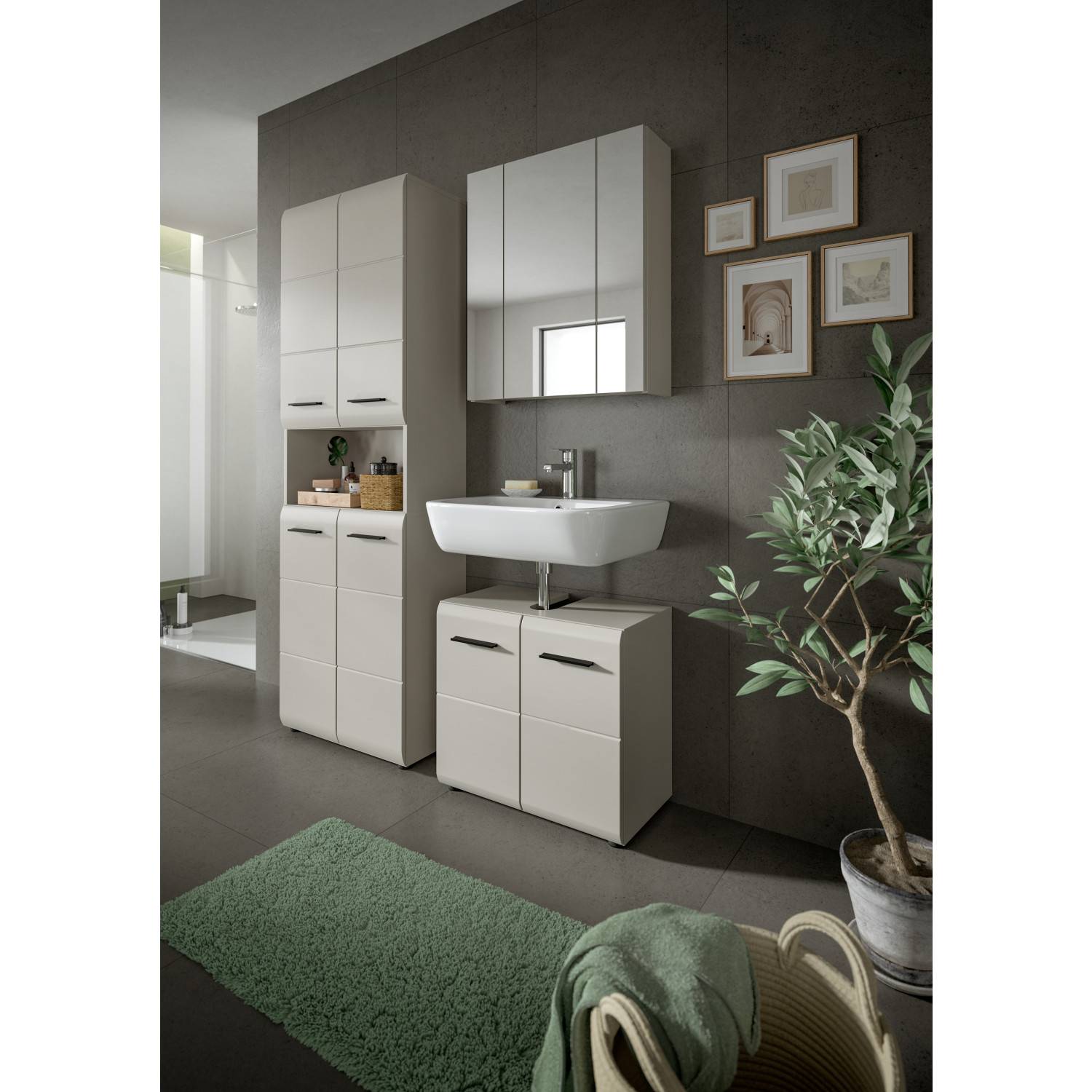 Modernes Badezimmer mit hellem Waschtischunterschrank, passendem Hochschrank und Spiegelschrank in heller Farbe – Donostia