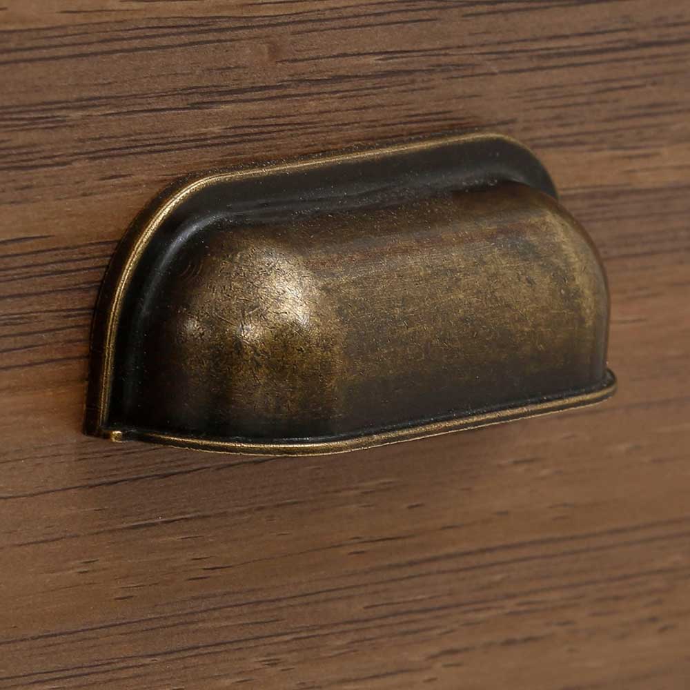 Antiker Messing Muschelgriff am braunen Holz Sideboard im Landhausstil – Veproma