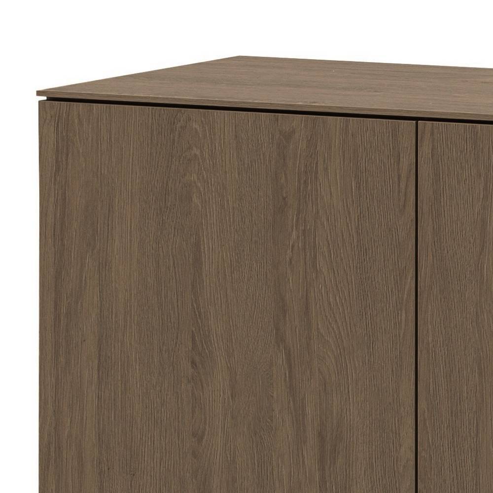 Geschlossene Türen des Sideboards in Nussbaum Optik mit eleganter Holzmaserung und griffloser Front – Julado
