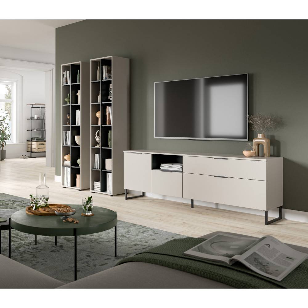 Modernes Wohnzimmer mit heller 3-teiliger Schrankwand und Lowboard für TV – Ostinia