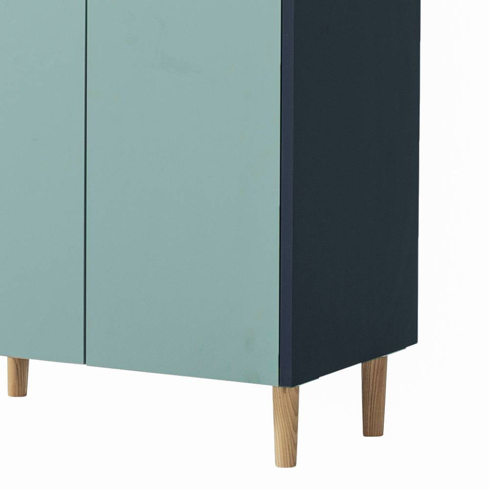 Badschrank mit Holzfüßen und dem Farbkontrast aus Dunkelblau und Taubenblau – Emily