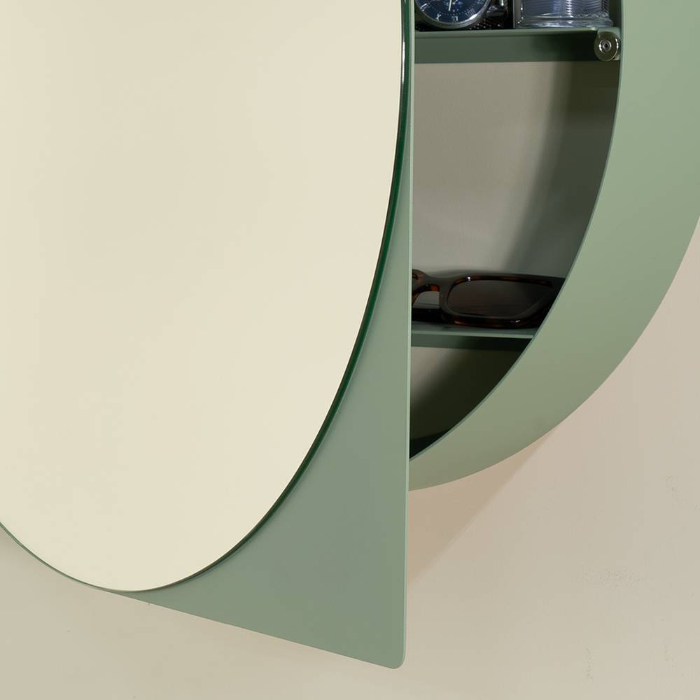 Detail des runden Wandschranks mit leicht geöffneter Spiegeltür und sichtbaren Ablagen – Vara