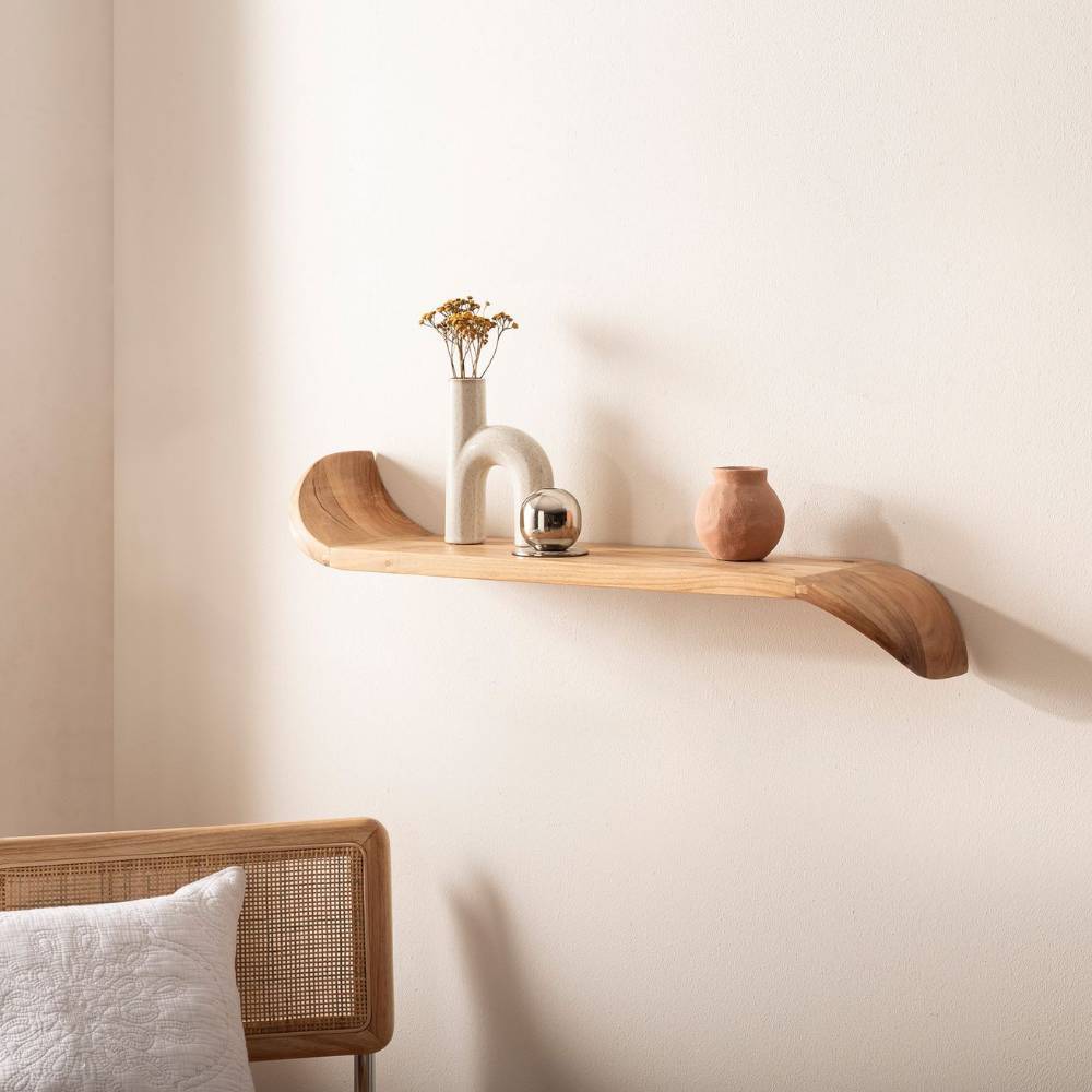 Mangoholz Hängeboard im Skandi Design an heller Wand als stilvolles Wandregal – Totroma