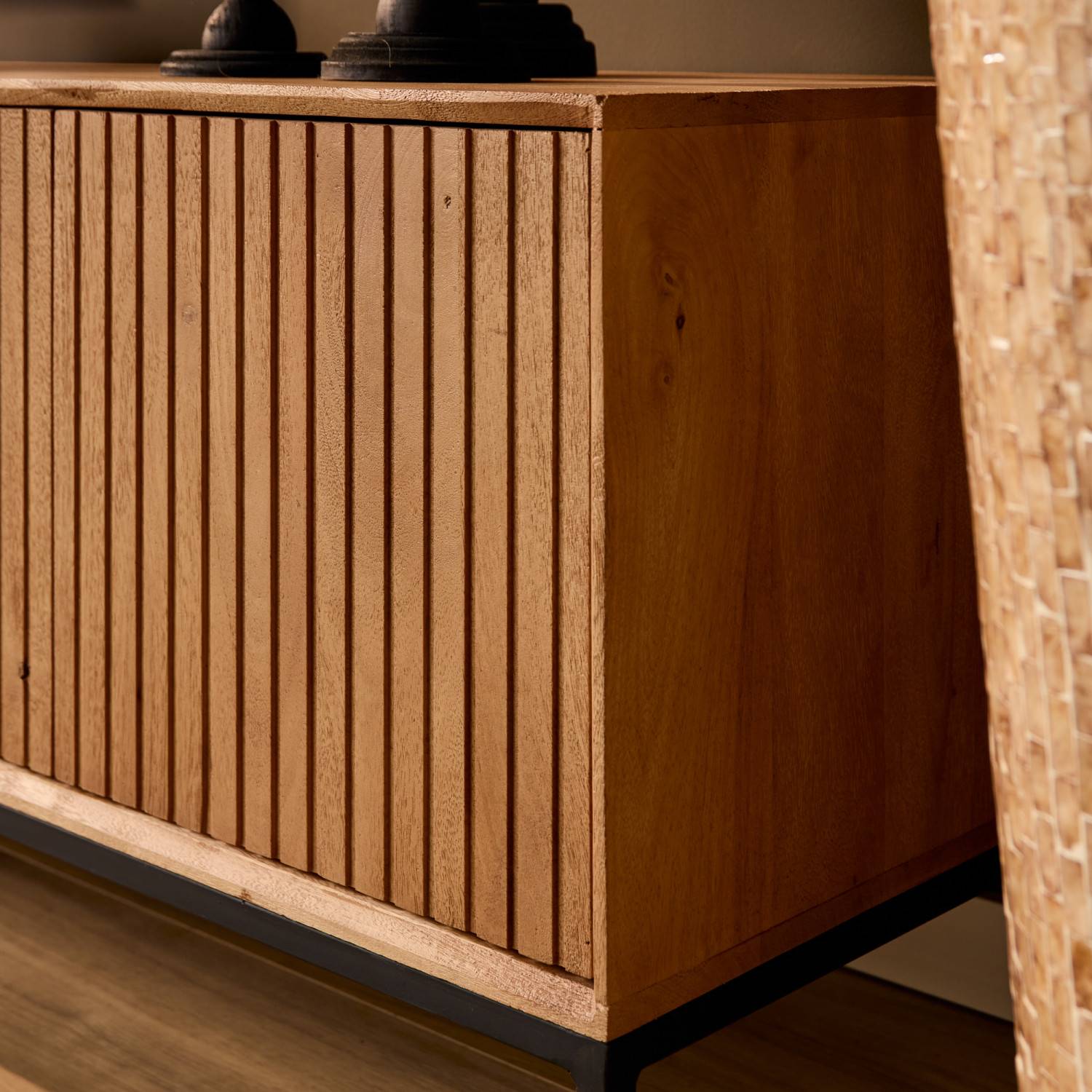 Geriffelte Holzfront des TV-Sideboards mit feiner Struktur und natürlicher Maserung – Kojas