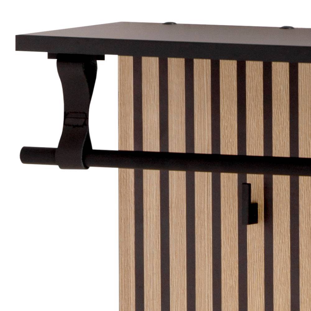 Detailansicht der schwarzen Ablage und Kleiderstange der Wandgarderobe – Duran
