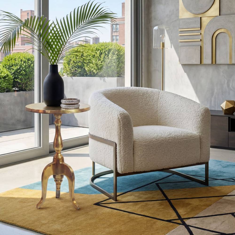 Eleganter goldener Beistelltisch aus Aluminium im modernen Wohnzimmer neben Sessel – Lasina
