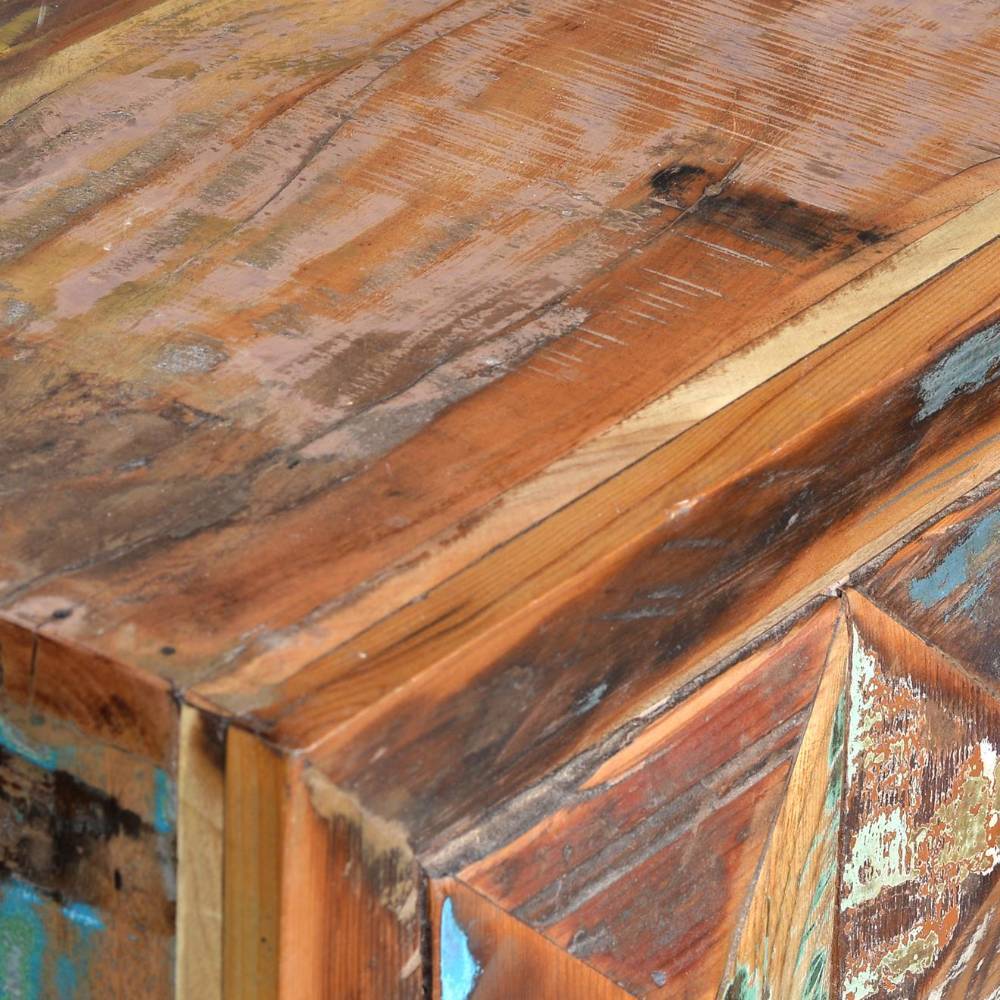 Detail der einzigartigen Oberfläche des Shabby Chic Sideboards aus Recyclingholz mit bunter Maserung – Arona