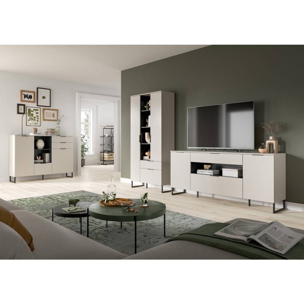 Beige Wohnwand mit Vitrinenschrank, TV-Board und weiterem Sideboard im Wohnzimmer – Ostinia
