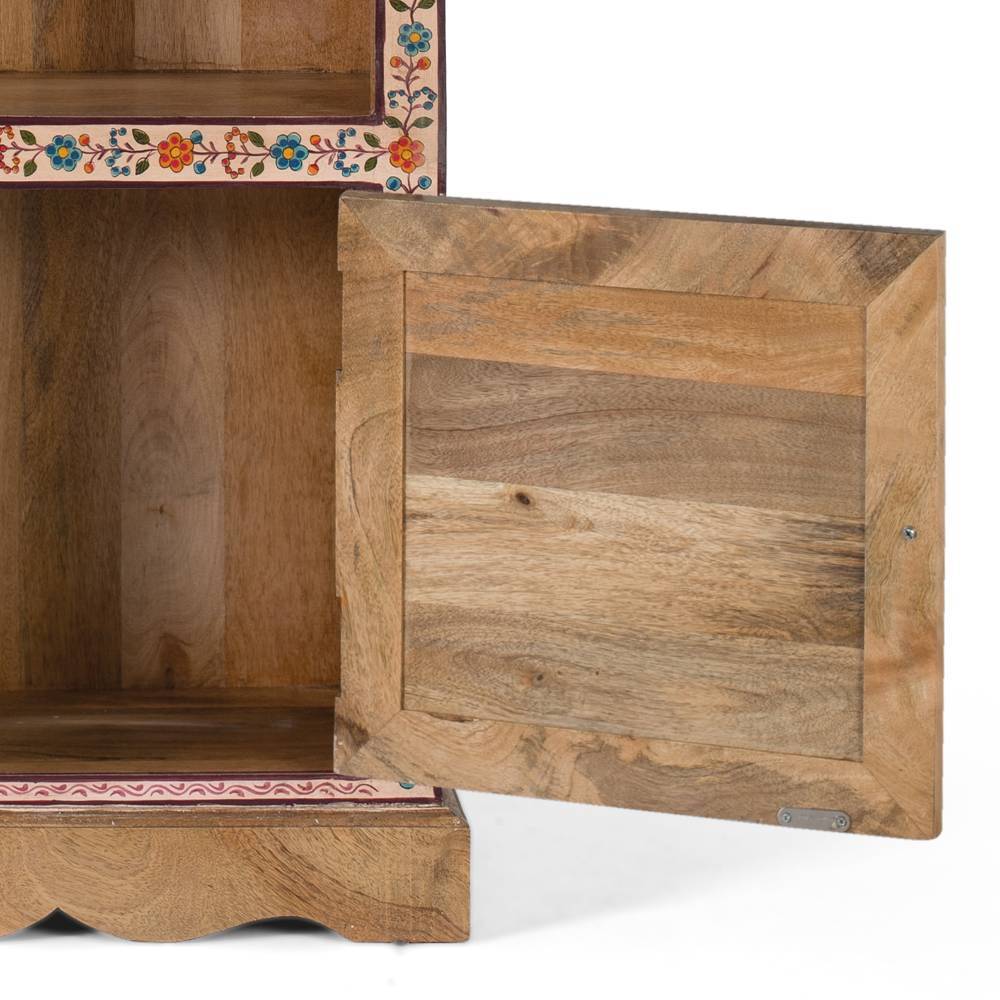 Innenansicht des Boho Regals mit offener Schranktür und sichtbarem Stauraum aus Mangoholz – Sorino