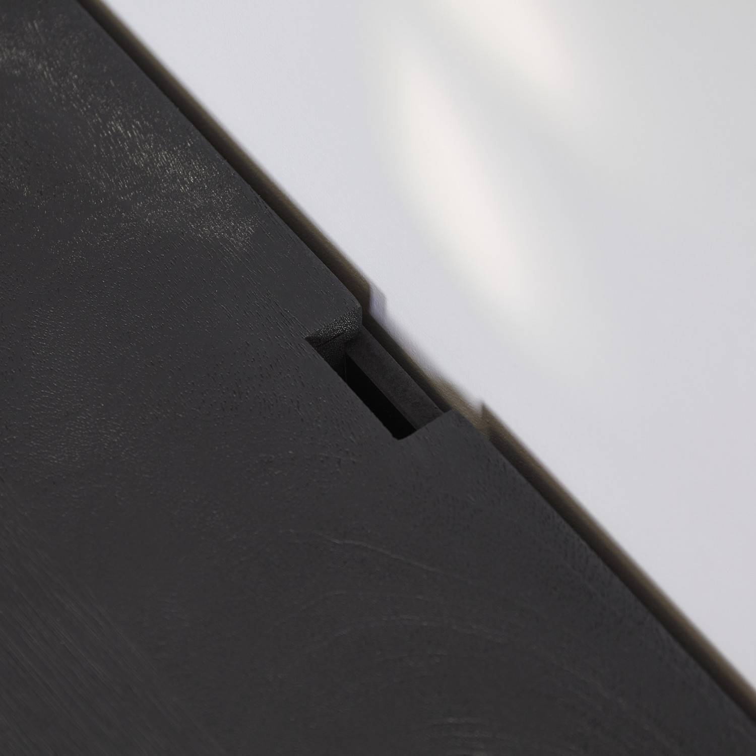Präzise Verarbeitung und Detailansicht der Kanten des puristischen Lowboards in dunkler Holzoptik – Adajas