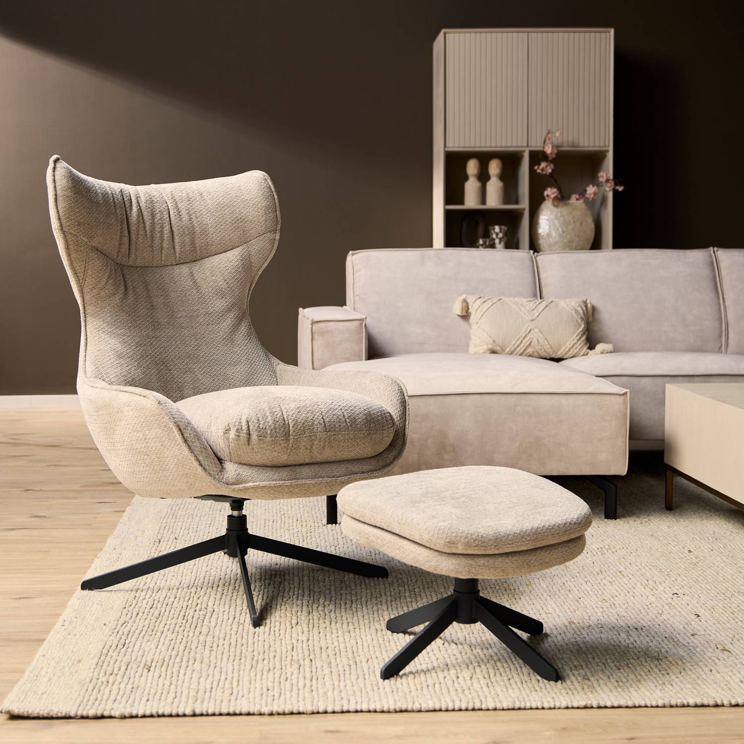 Moderner taupefarbener Relaxsessel mit Fußhocker aus Stoff im gemütlichen Wohnzimmer – Hemorian