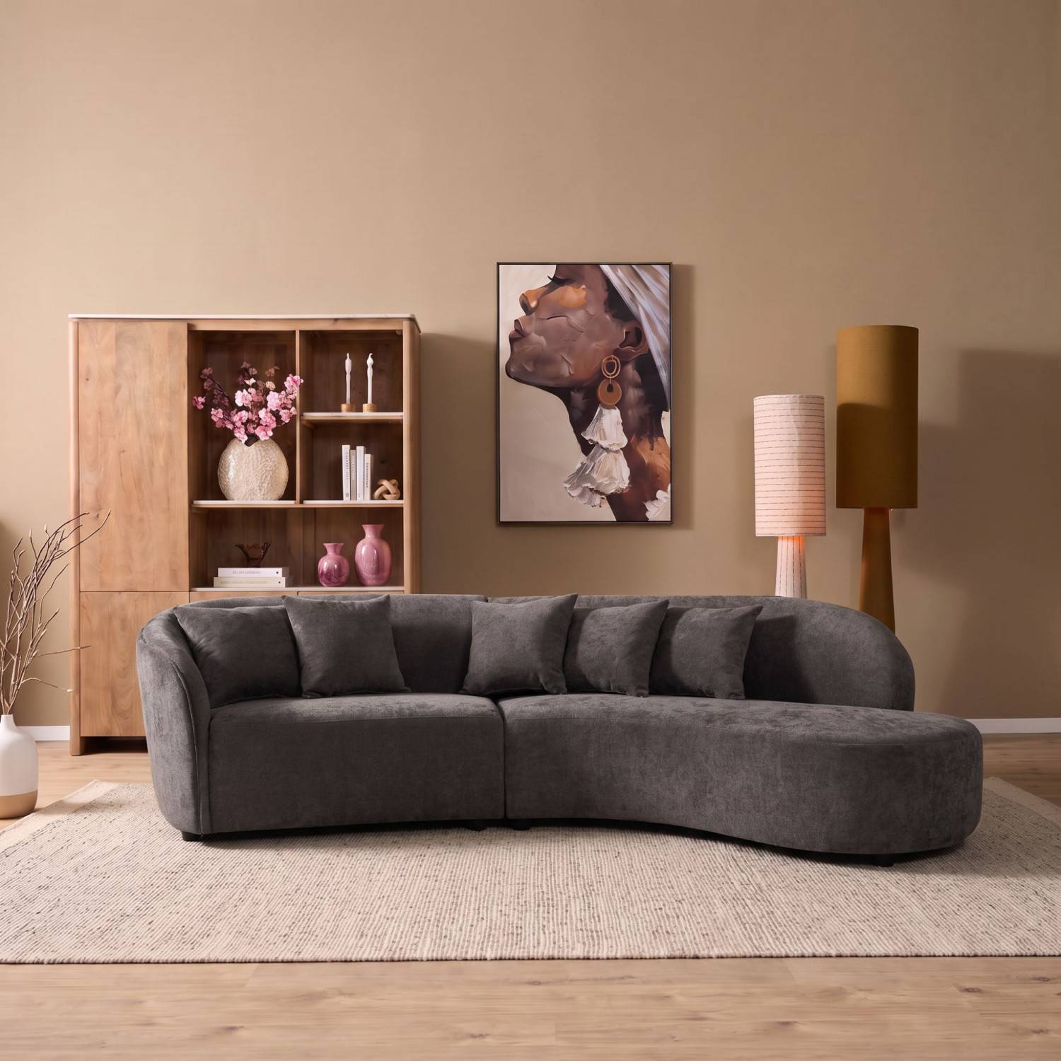 Taupefarbenes Lounge-Sofa aus Strukturstoff mit weicher Polsterung und Kissen – Ashela
