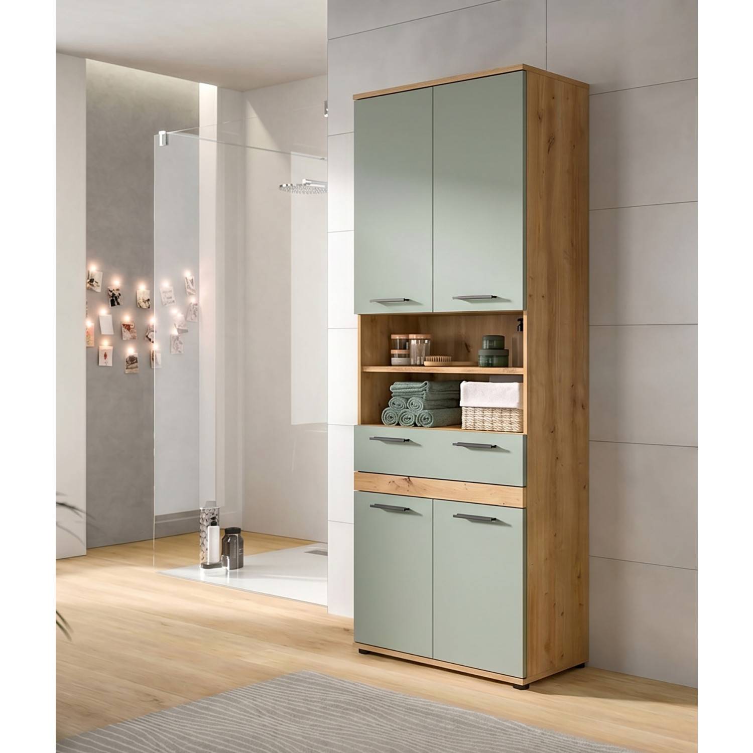 Hoher Badschrank mit offener Nische für Handtücher und Badaccessoires in Eiche-Optik und mintgrün – Luzanos