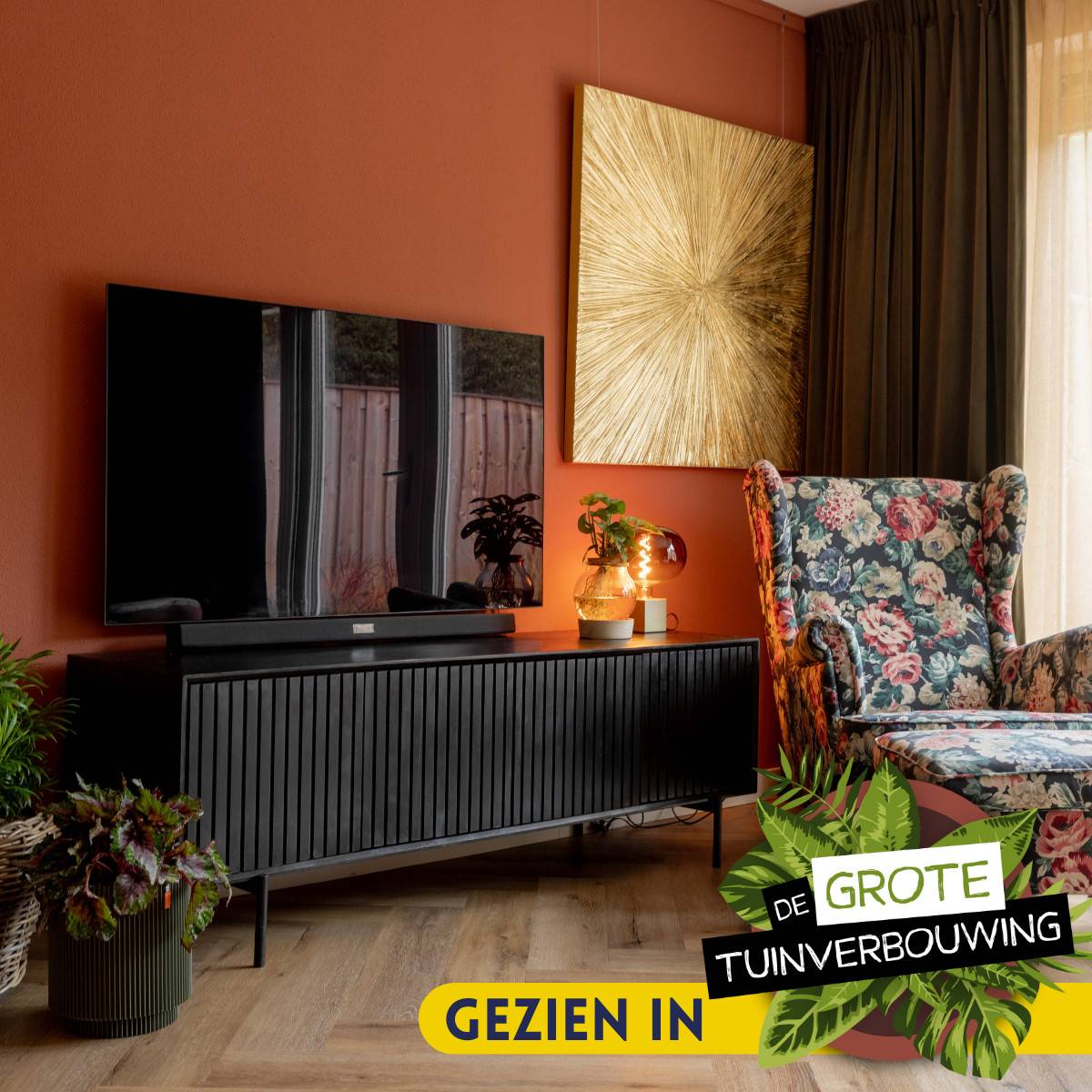 Schwarze TV Bank aus Mangoholz mit Fernseher und Deko in einem modernen Wohnzimmer   – Jusitc