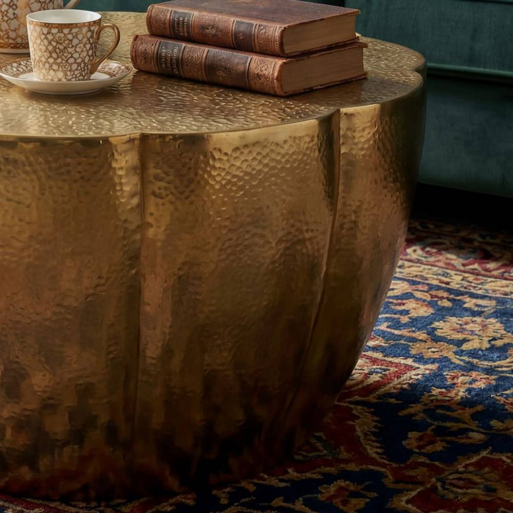 Goldener Couchtisch in gehämmertem Metall mit runder Trommelform – Gracia