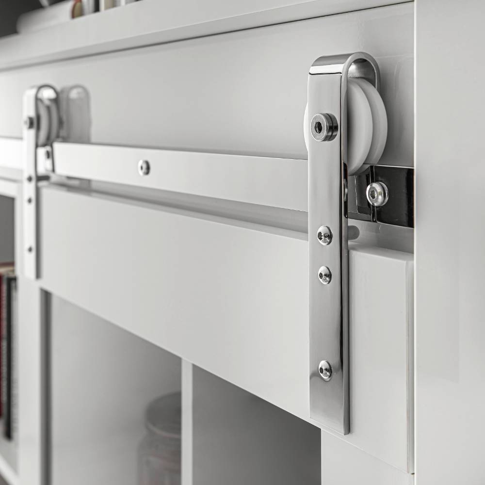 Silberner Schiebetürbeschlag im Barn-Door-Stil an der weißen modernen Wohnwand – Memphys