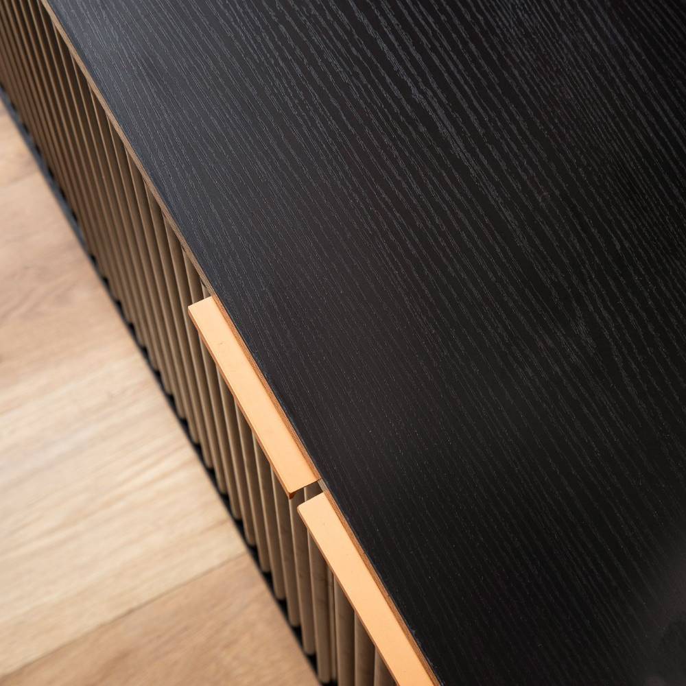 Schwarzes TV Board mit Holzmaserung, geriffelten Fronten und goldfarbenen Griffen – Vacca
