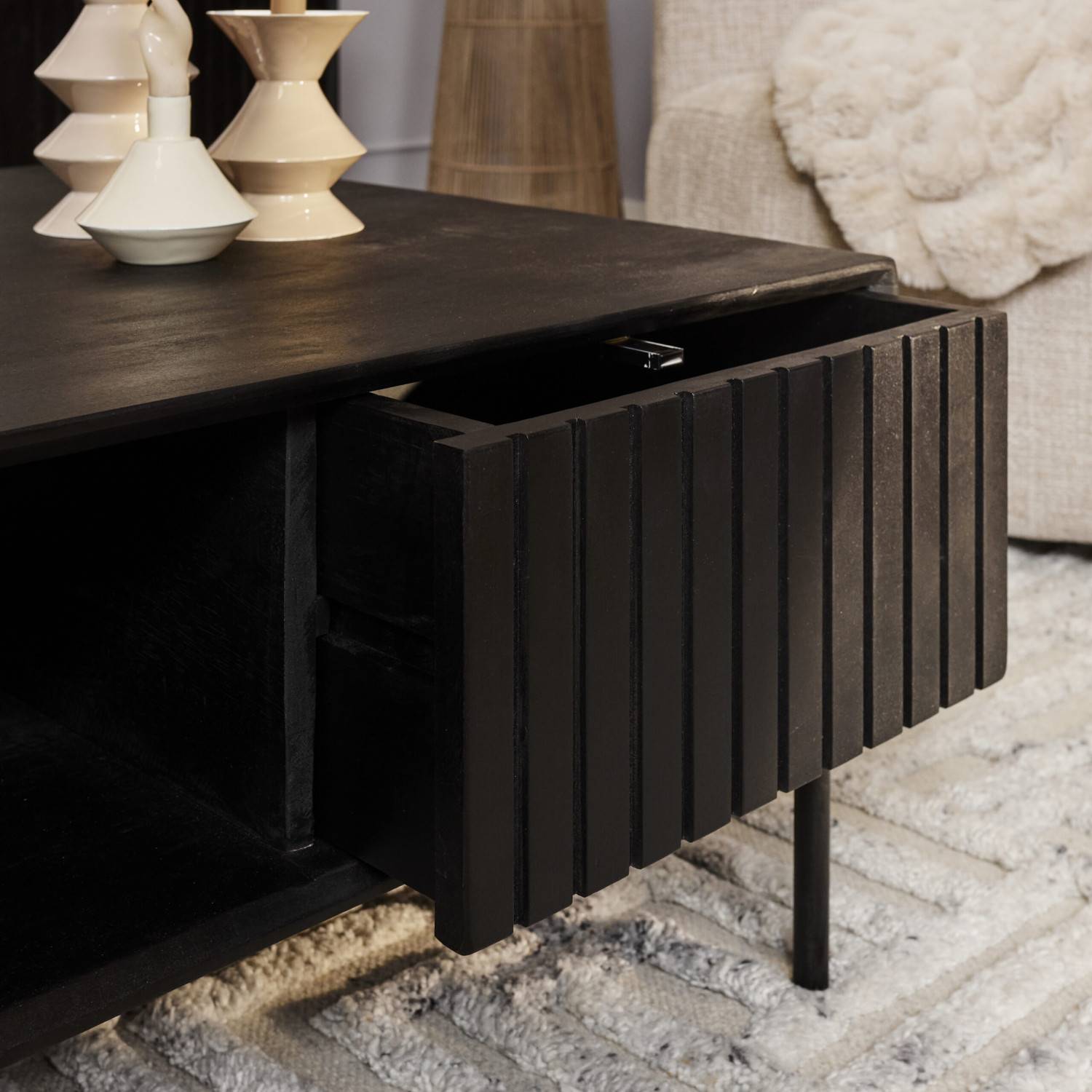 Geriffelte Schublade des schwarzen Couchtisches aus Holz im Detail – Jusitc