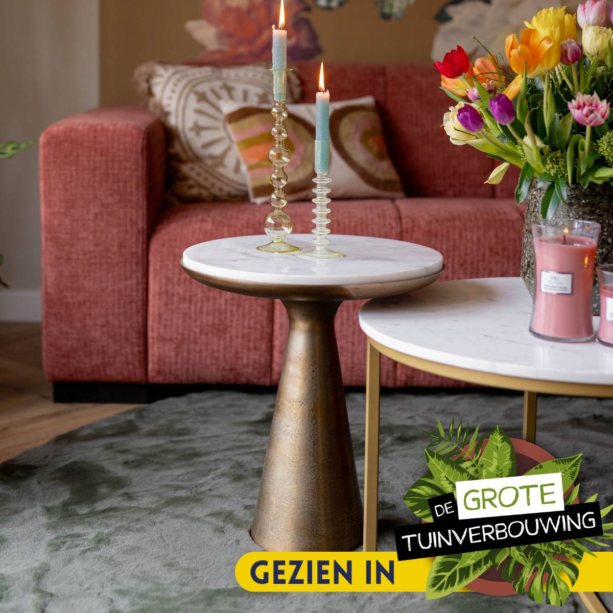 Runder goldfarbener Beistelltisch mit weißer Marmorplatte im Wohnzimmer – Frasyn