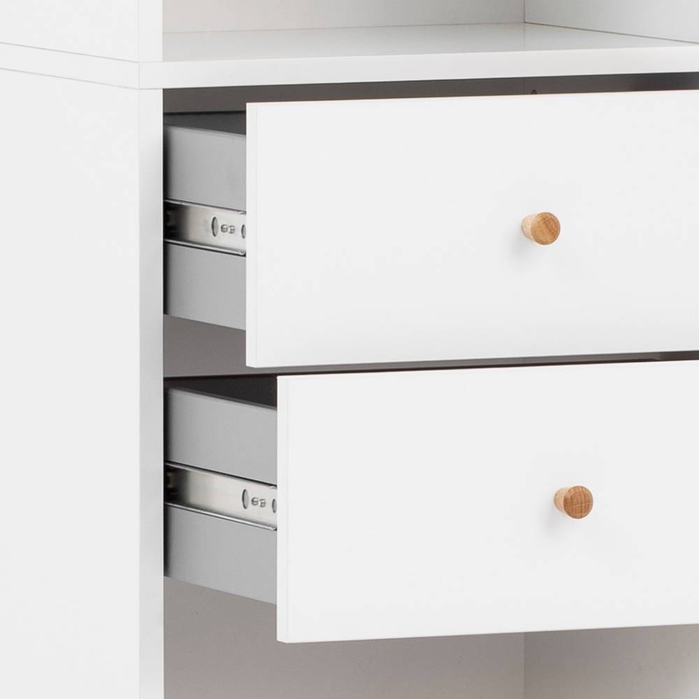 Zwei geöffnete Schubladen mit runden Holzgriffen und Metallauszügen im Hochschrank – Anuta