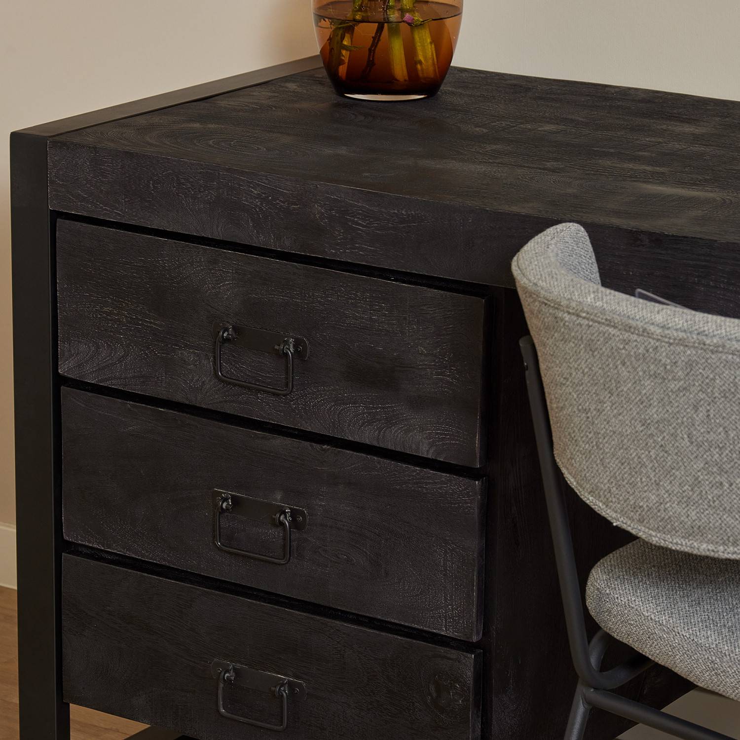 Drei Schubladen des schwarzen Designtisches mit dunklen Metallgriffen und Holzmaserung – Lamisca
