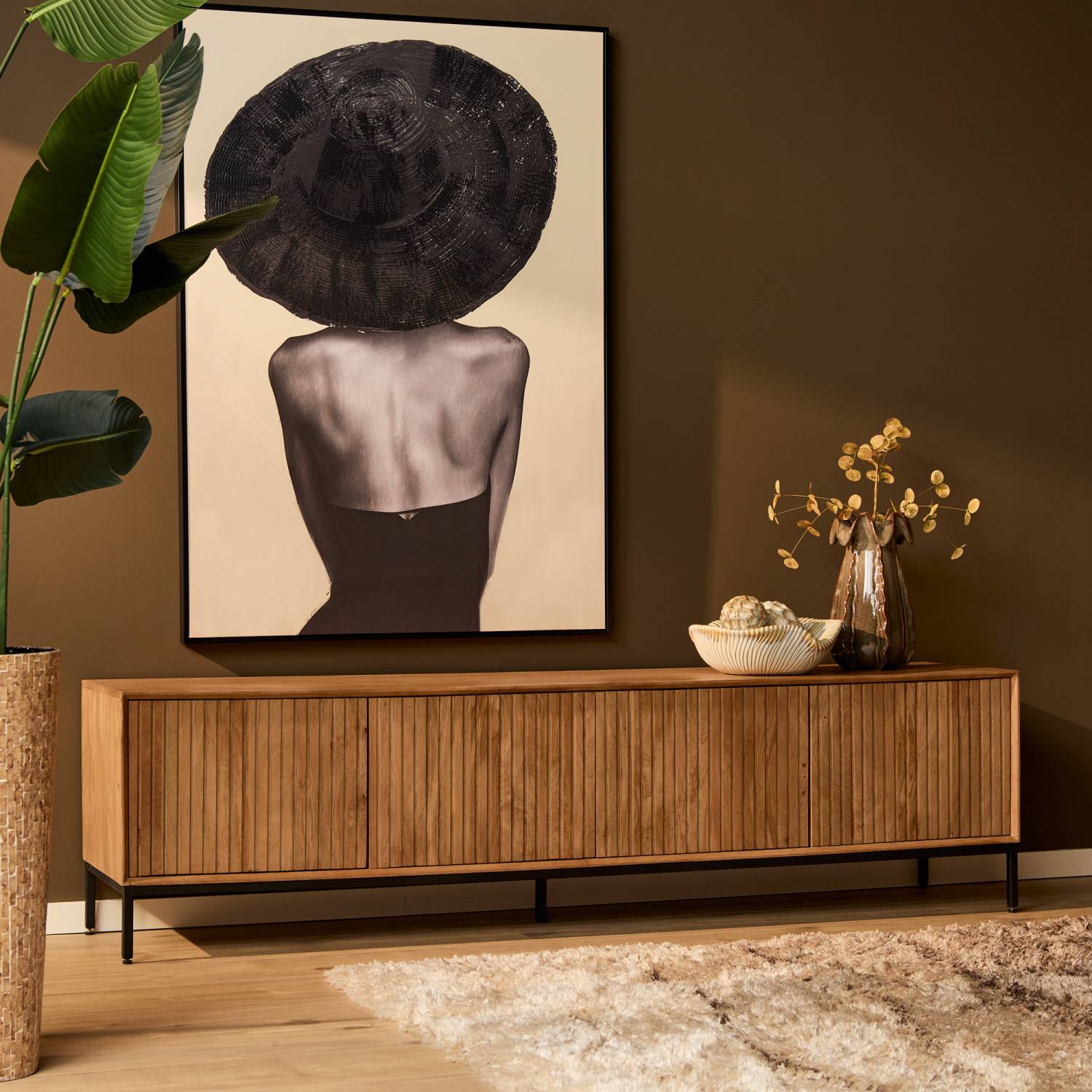 Natürliches Holzsideboard mit Lamellen im Wohnbereich, ideal für TV und Dekoration, auf schwarzen Beinen – Kojas