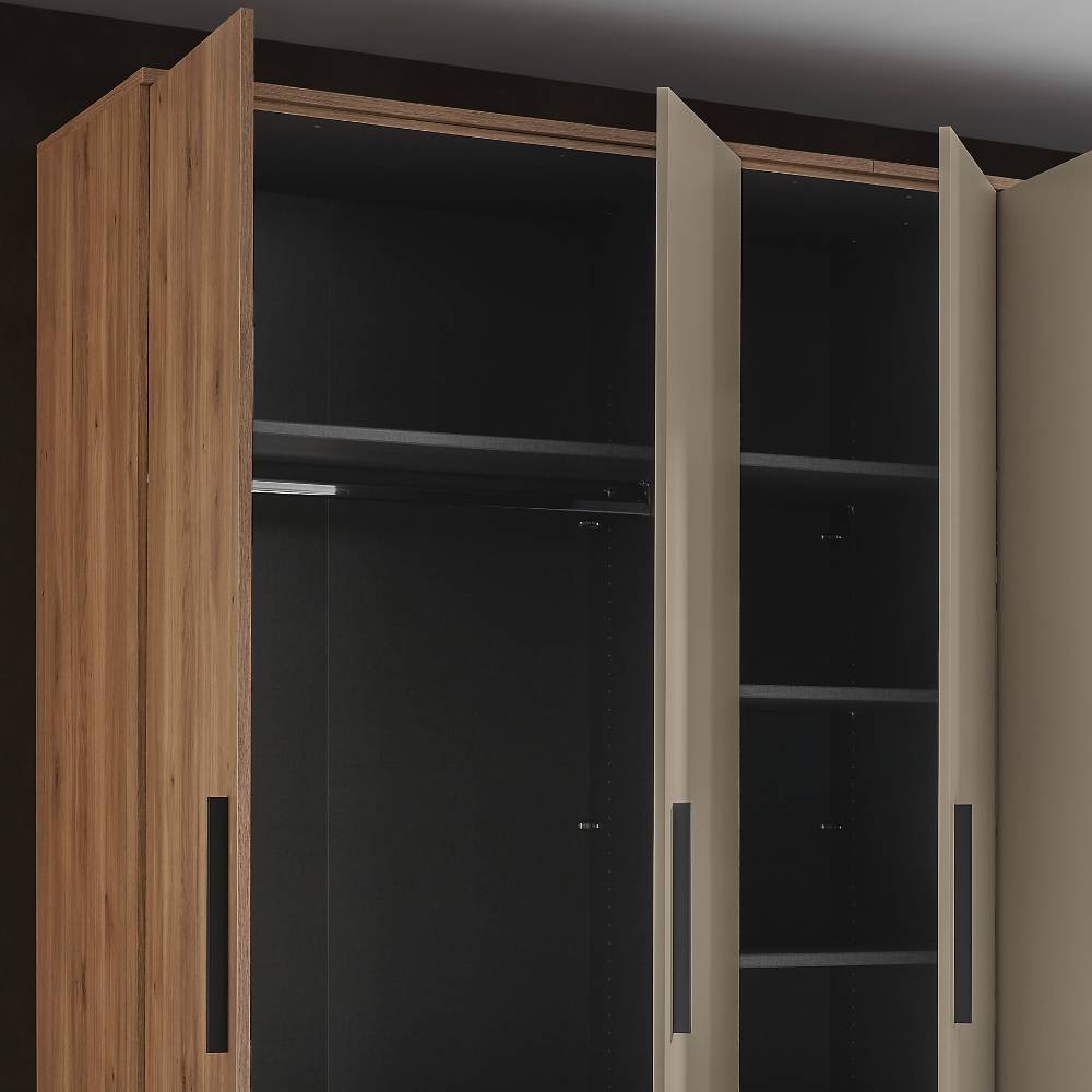 Teilweise geöffneter Schrank mit Wildeiche Holzoptik und Einlegeböden für Schlafzimmer – Castagno