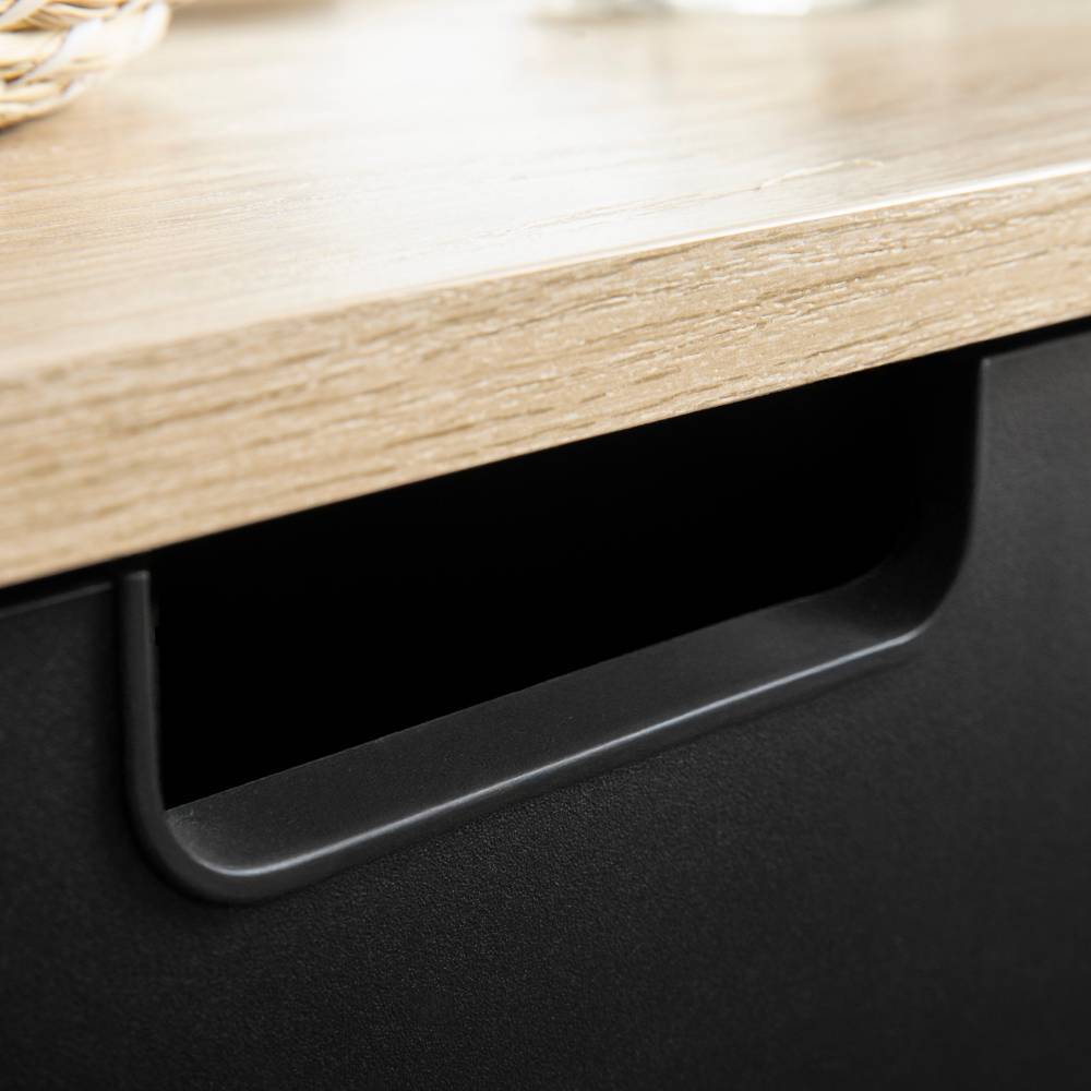 Moderner, integrierter Griff am schwarzen Badezimmer Highboard und die holzfarbene Deckplatte – Segradon