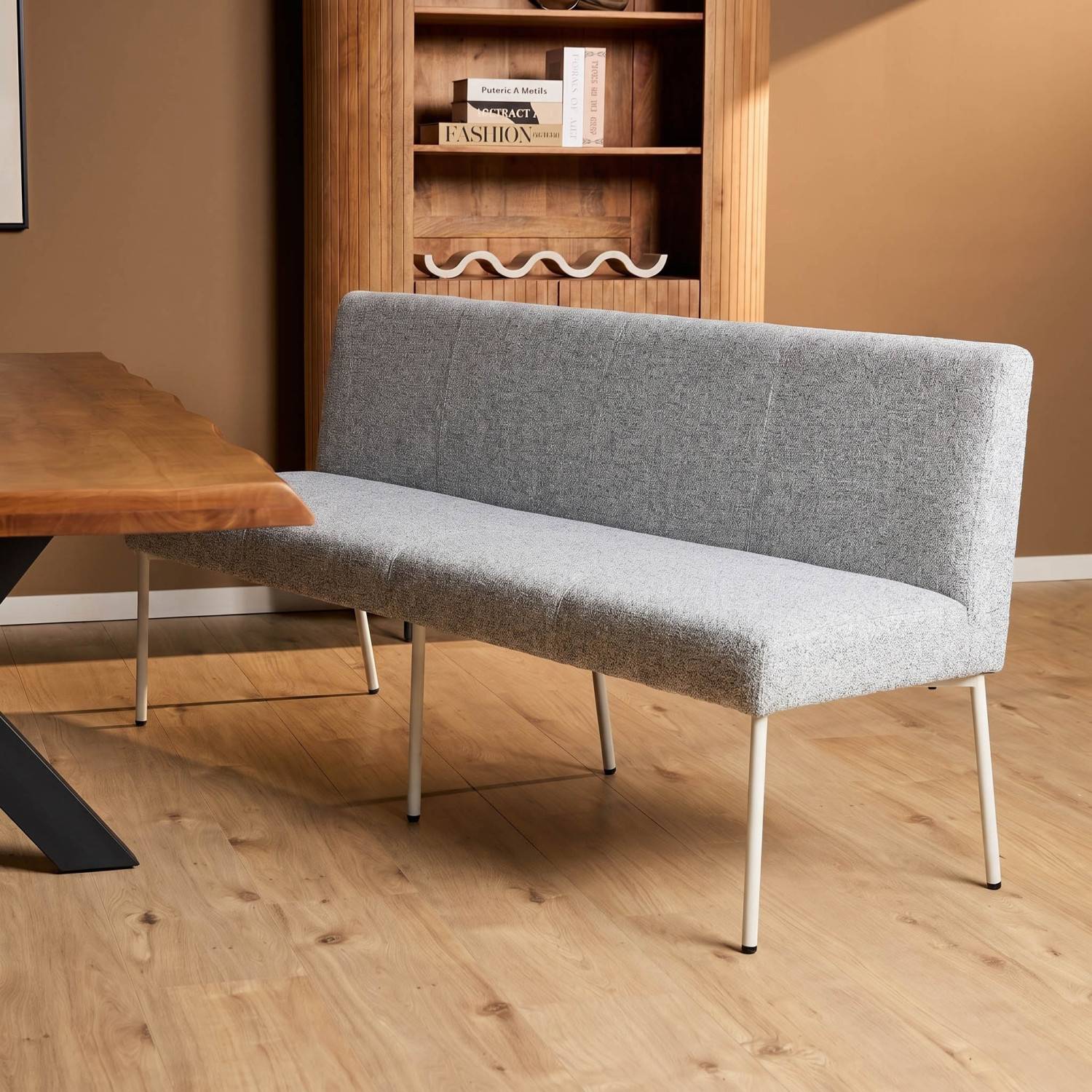 Gerade beige gepolsterte Esszimmerbank, lange moderne Sitzbank mit hellen Beinen – Udiessa