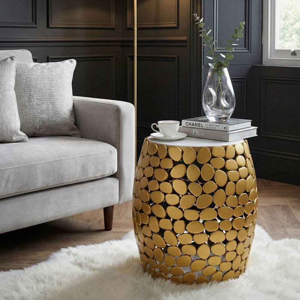 Goldener runder Wohnzimmer Beistelltisch mit weißer Marmorplatte neben Sofa – Vernazza