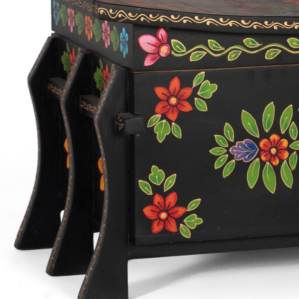 Schwarze Truhe mit bunter Blumen Malerei - Sacrala