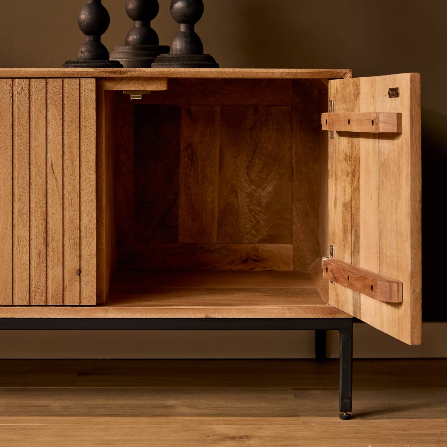 Naturholz TV Sideboard mit offener Tür und Rillenfront – Kojas