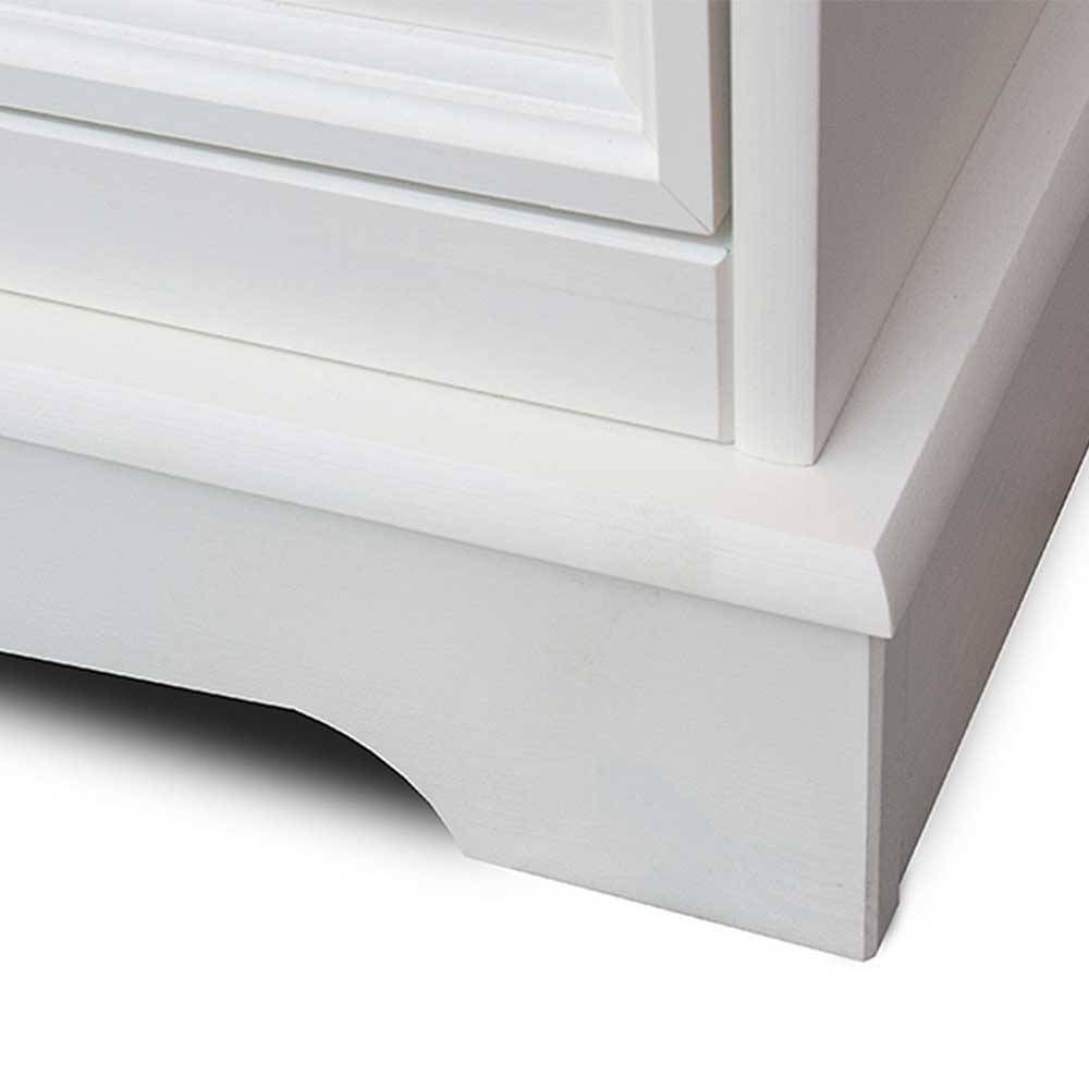 Sockelbereich des weißen TV Lowboards im Landhausstil mit geschwungener Blende – Vitablo