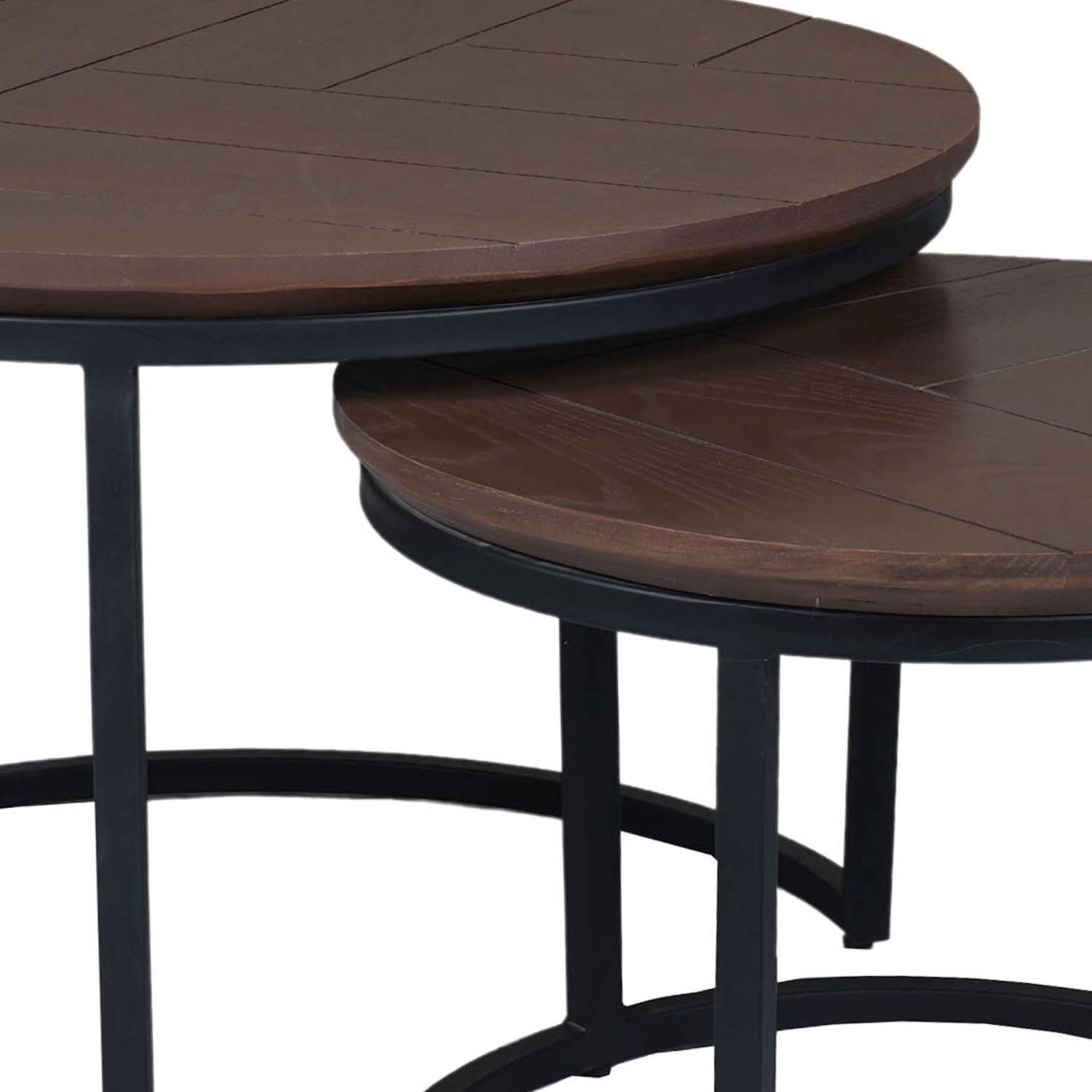 Zwei Beistelltische mit runden dunkelbraunen Holzplatten und schwarzem Metallgestell im Detail – Pucanty