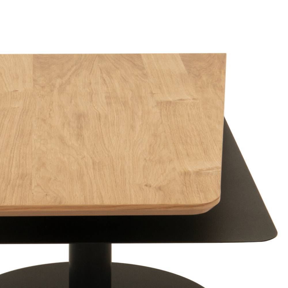 Holzplatte des Couchtisches mit natürlicher Eichenmaserung und sanft abgerundeter Kante – Cuyano