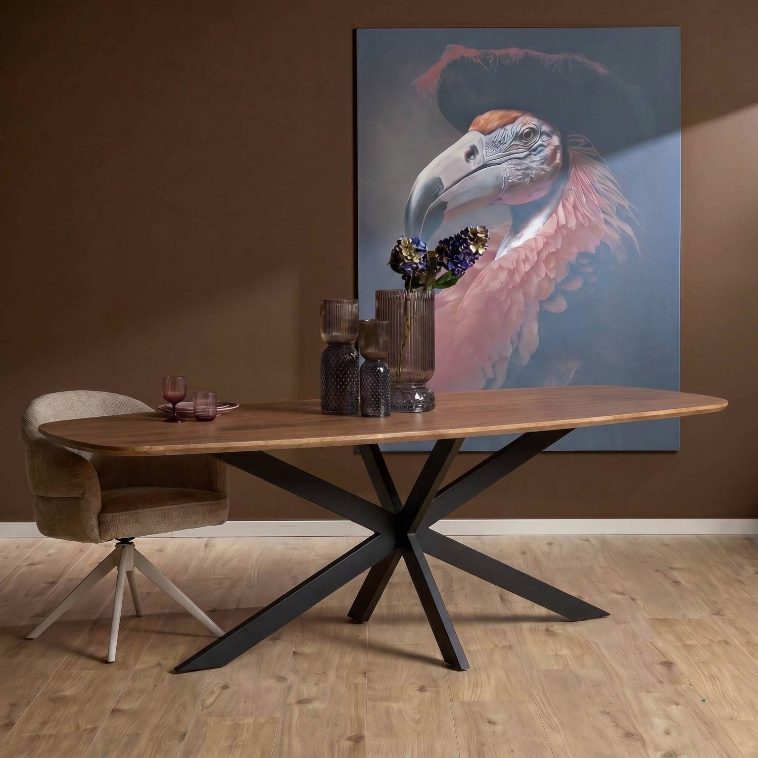 Ovaler Esstisch aus Massivholz mit schwarzem Matrixgestell im modernen Esszimmer – Buryas