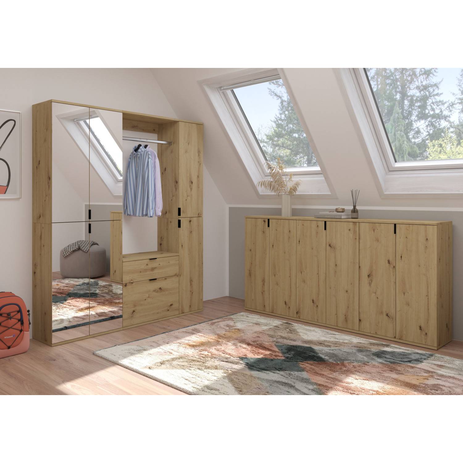 Breite grifflos niedrige Schuhkommode aus Holzoptik in modernem Schlafzimmer – Pretty