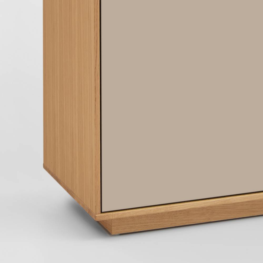 Unterer Korpusbereich des Dielenschranks in heller Holzoptik mit beige Türplatte und Sockel – Nova