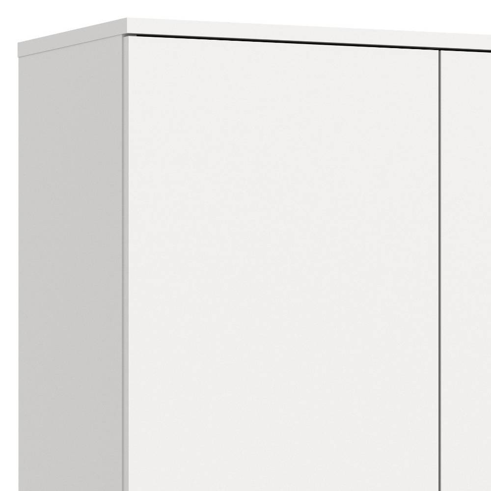 Oberer Bereich des weißen Garderobenschranks mit glatter, matter Oberfläche und minimalistischem Design – Ustabo