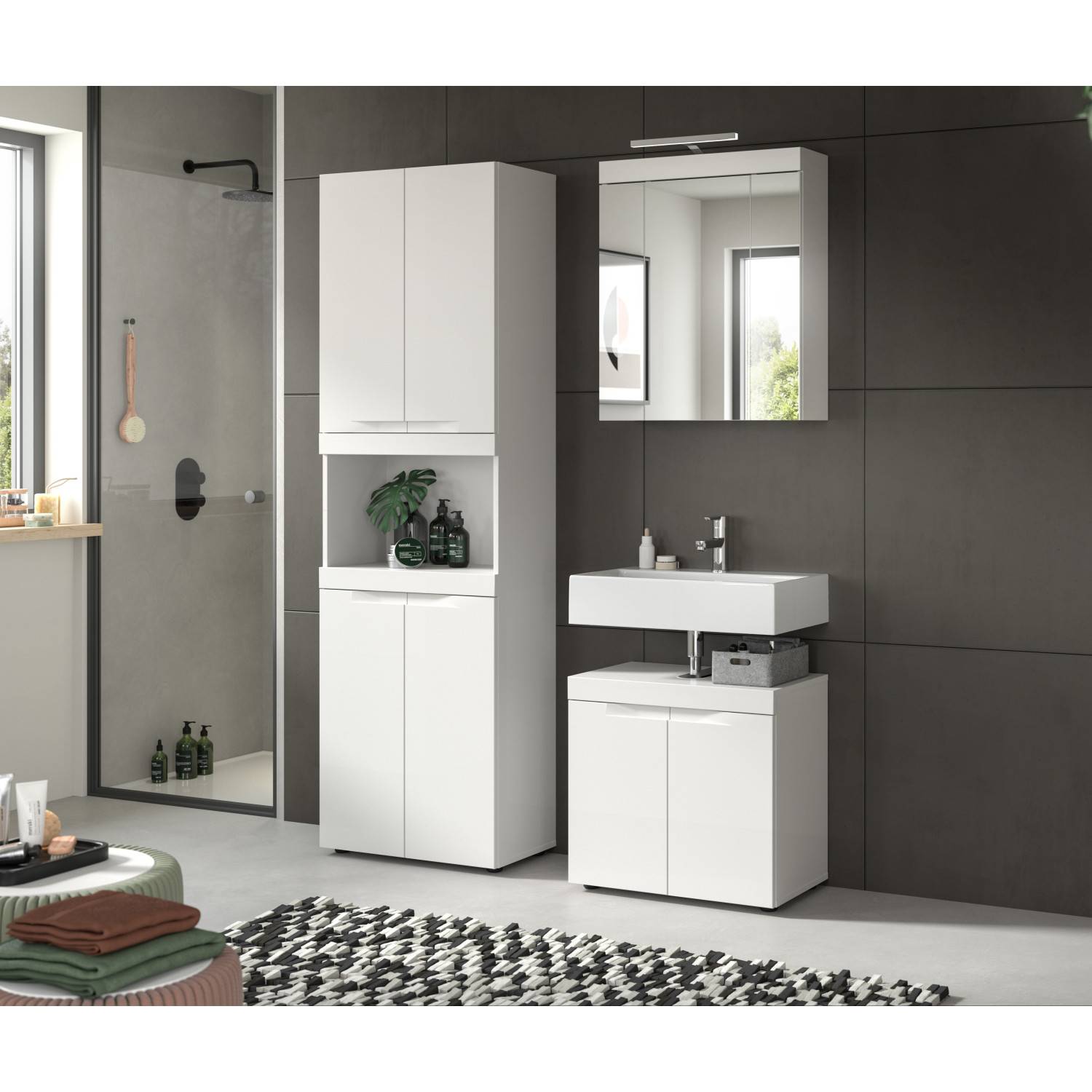 Komplettes weißes Badmöbel Set mit Hochschrank, Spiegelschrank und Waschtischunterschrank im Badezimmer – Bruna