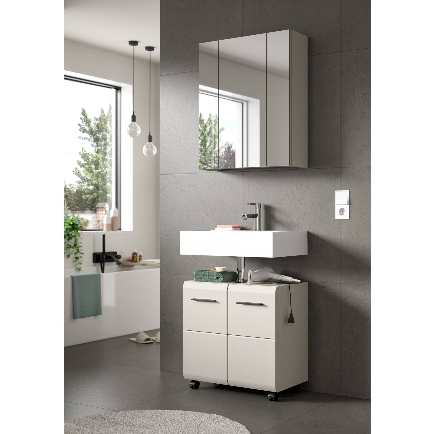 Waschtischunterschrank hellbeige mit Waschbecken und Spiegelschrank im modernen Bad – Donostia