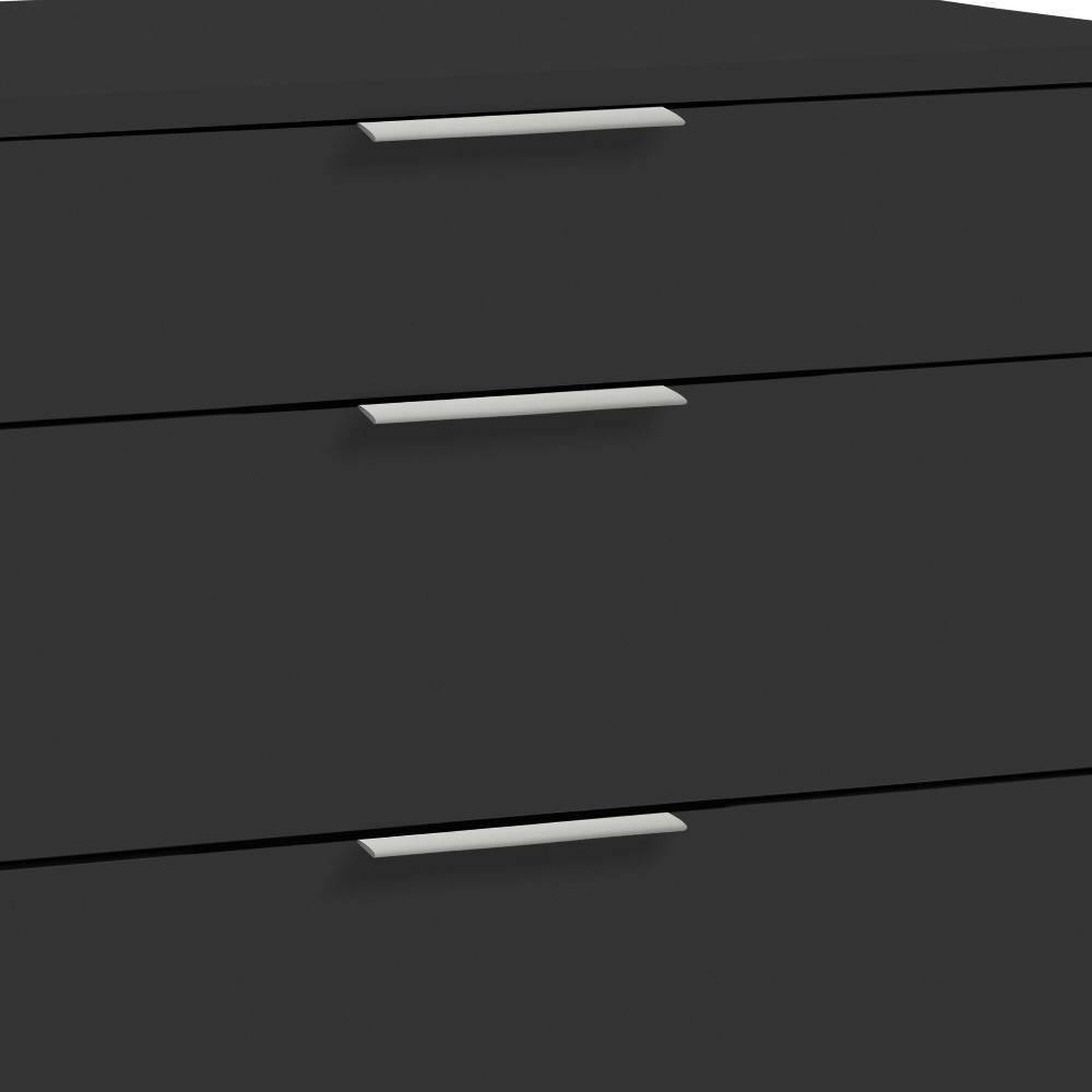 Drei anthrazitfarbene Schubladen des Sideboards mit schlanken silbernen Griffen – Patronela