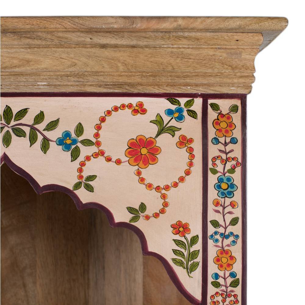 Verzierung des Boho Regals oben rechts mit feinen Blumenranken und Mangoholzstruktur – Sorino