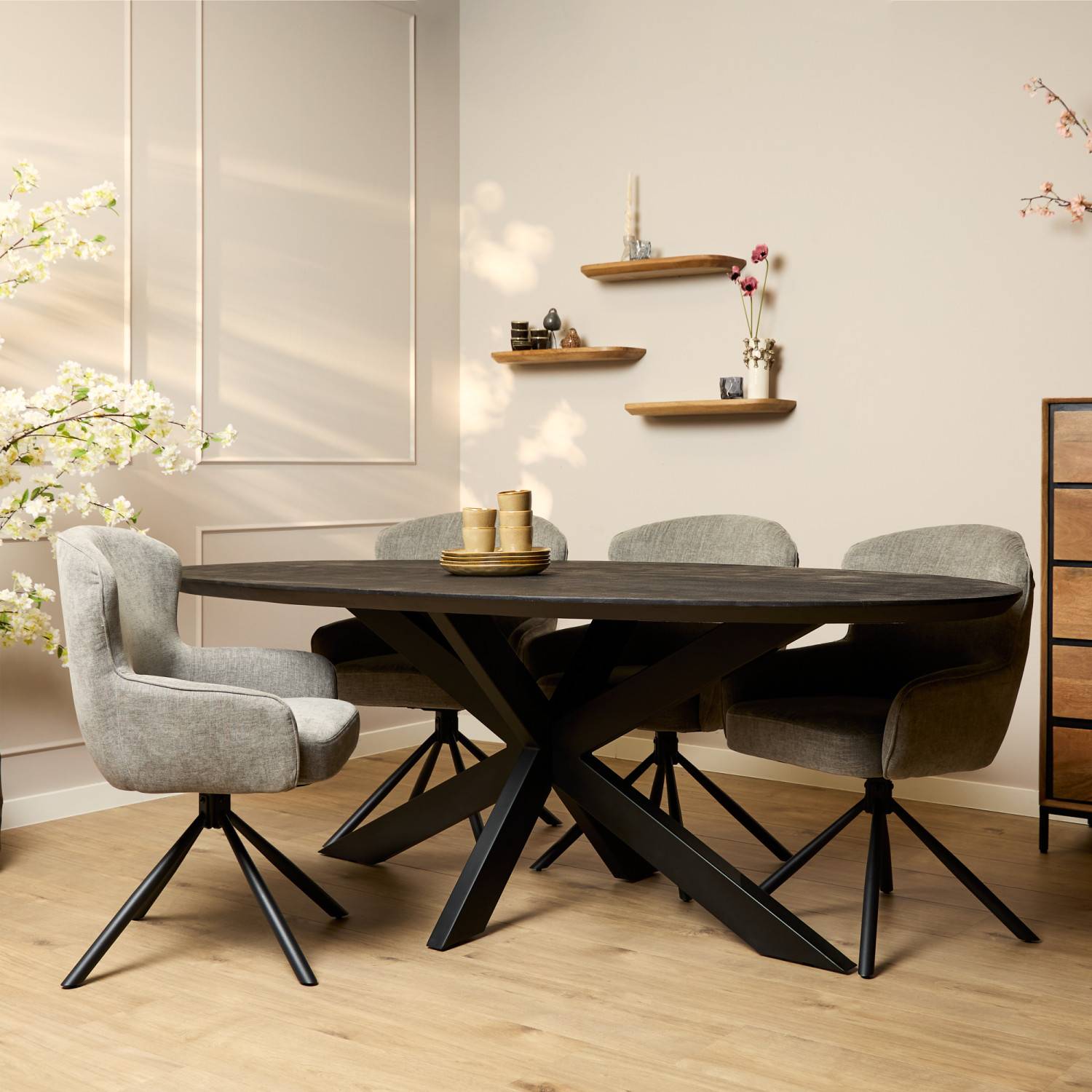 Schwarzer ovaler Designtisch mit einzigartigem Kreuzgestell im modernen Esszimmer – Krems