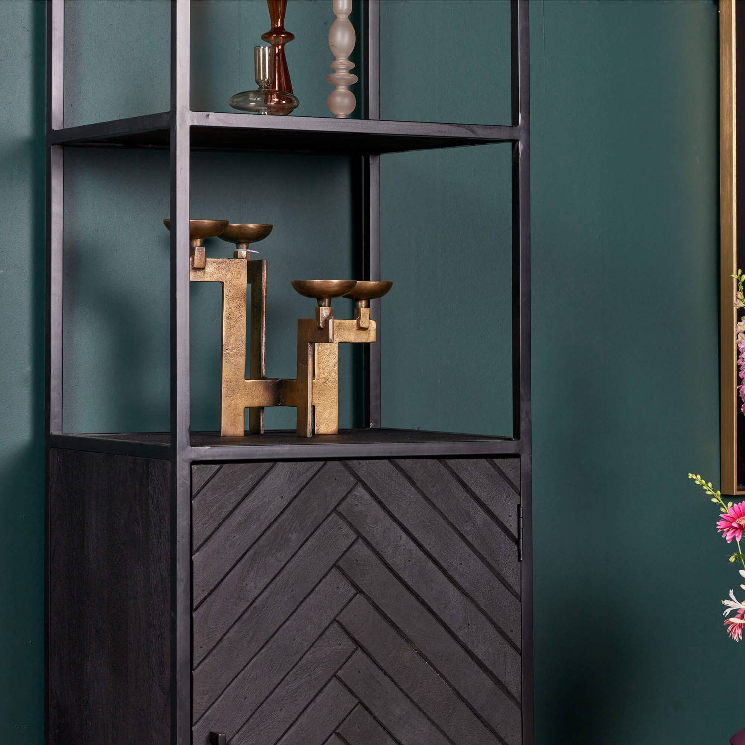 Offene Regalböden des schwarzen Standregals aus Metall und Holz für Dekoration – Lida