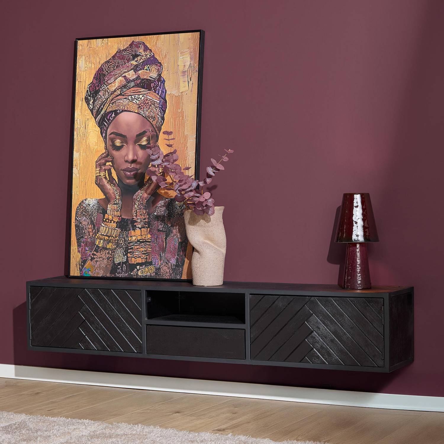 Modernes TV Sideboard aus Holz in Dunkelgrau an einer roten Wand montiert – Lida