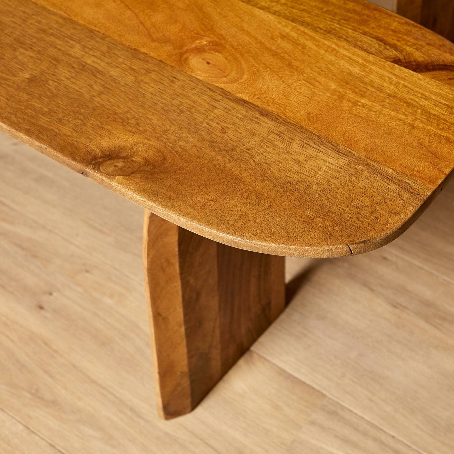 Sitzfläche und schräges Bein der naturbelassenen Holzbank aus Mangoholz – Marin
