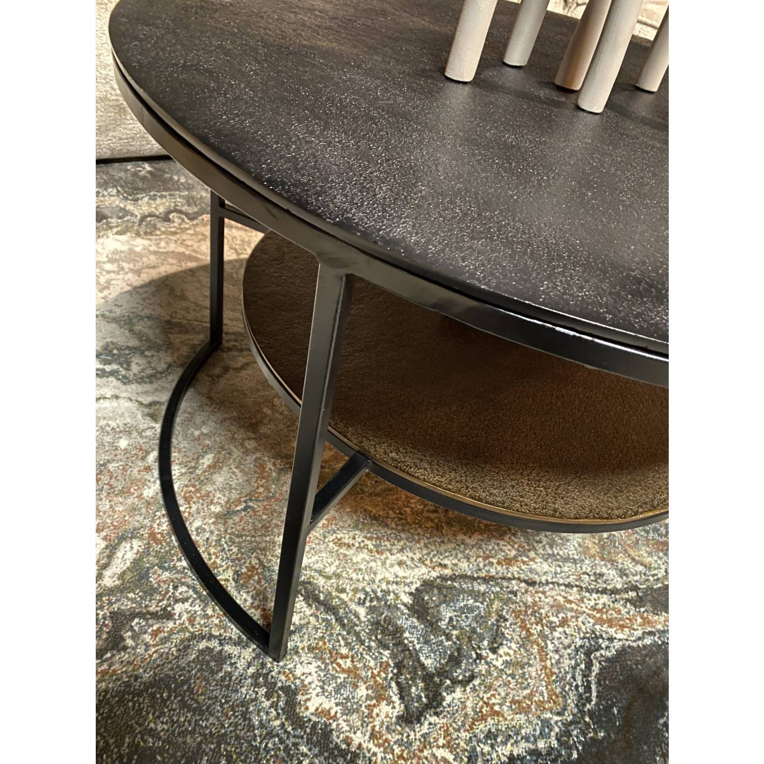 Elegante schwarze Metallbeine und Seitenansicht des runden Couchtisches – Pymin